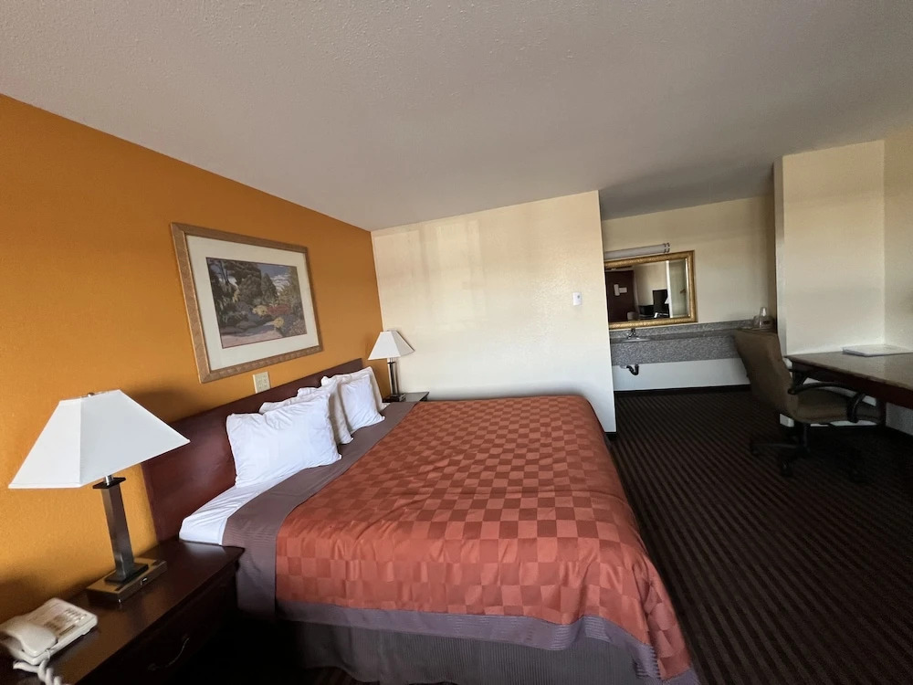Scottish Inn & Suites - Eau Claire