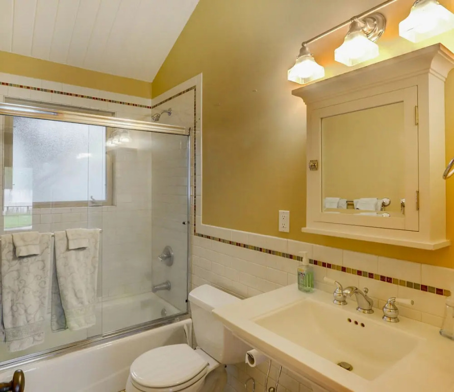 5166 Bayview Rd Home - 4 Br home by RedAwning