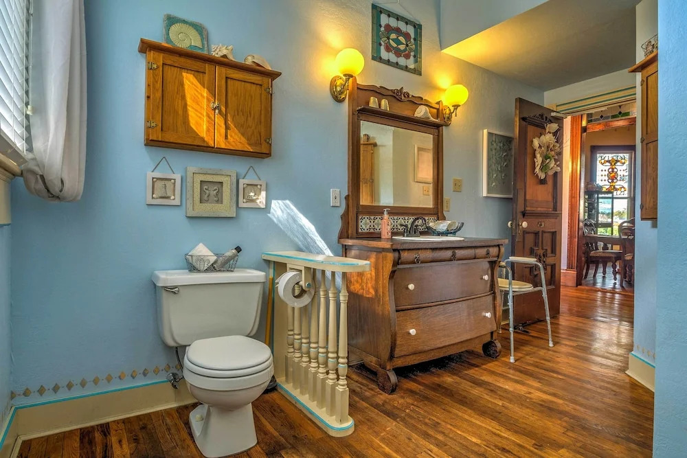 Russellville House w/ Garden - Walk to Main Street