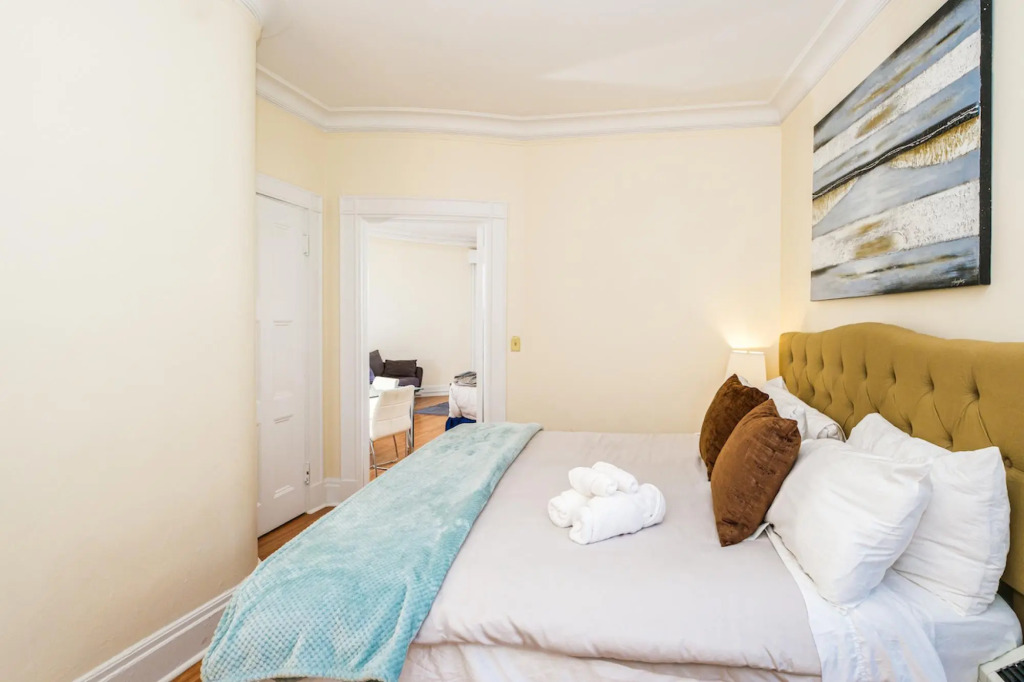 Gorgeous 1BR + View | Theatre District | Evonify