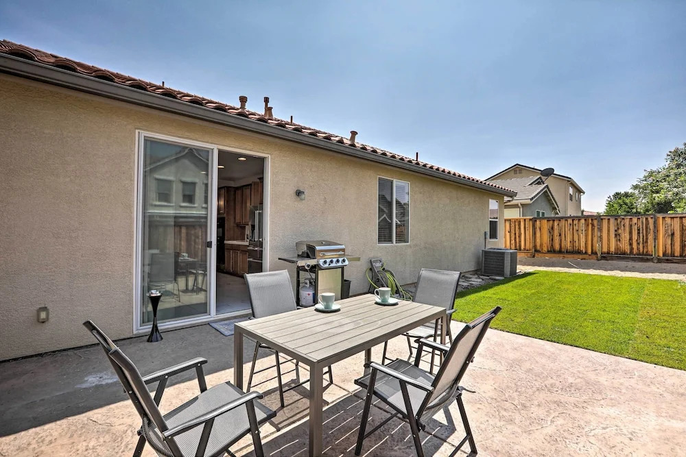 12 Mi to Riverwalk District: Quiet Reno Retreat