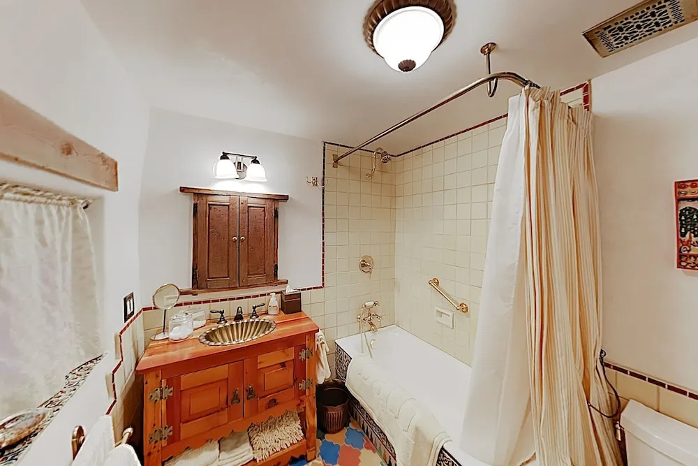 Delightful Home W/ Courtyard, Hot Tub & Fireplaces Home
