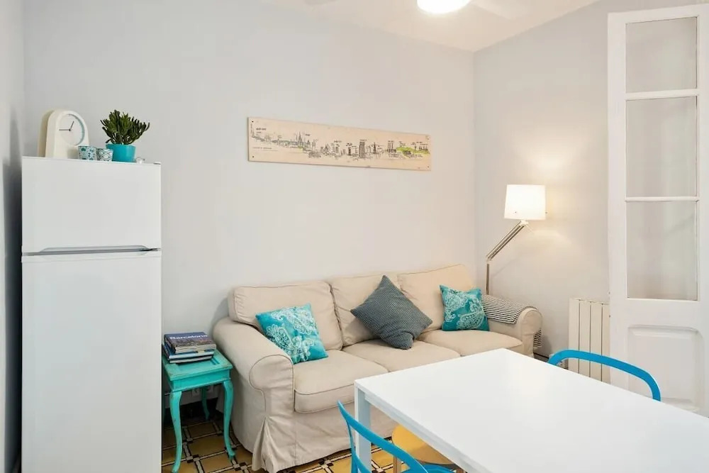 3 Bedroom Apt W/balcony 4 min to Tube
