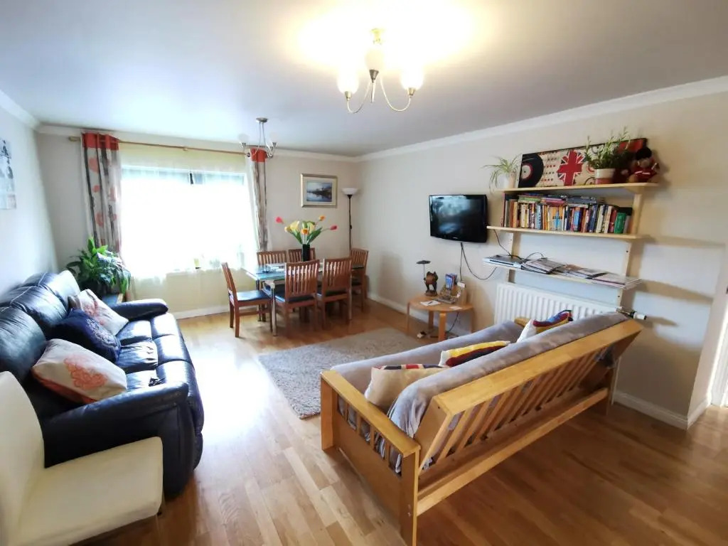4 bedroom apartment with FREE parking perfect for groups and families!
