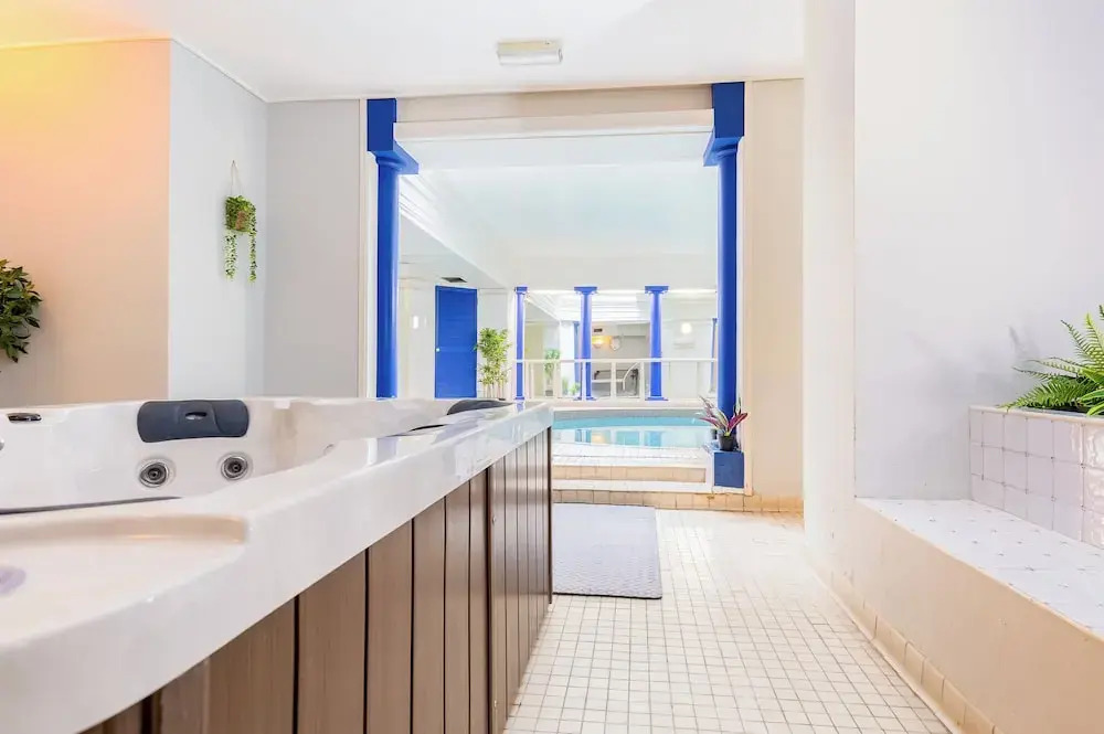 Red Lea Apartments with Pool and Spa