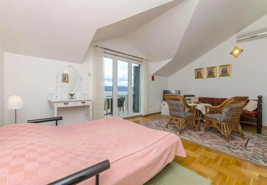 Apartments and rooms Mate1-near sea