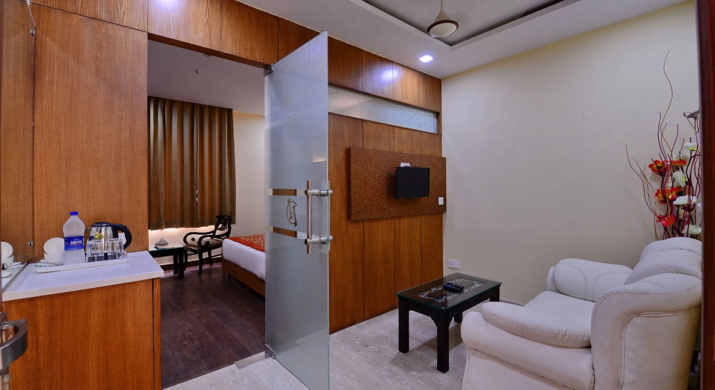 Grand Hridey One Minute From Railway Station