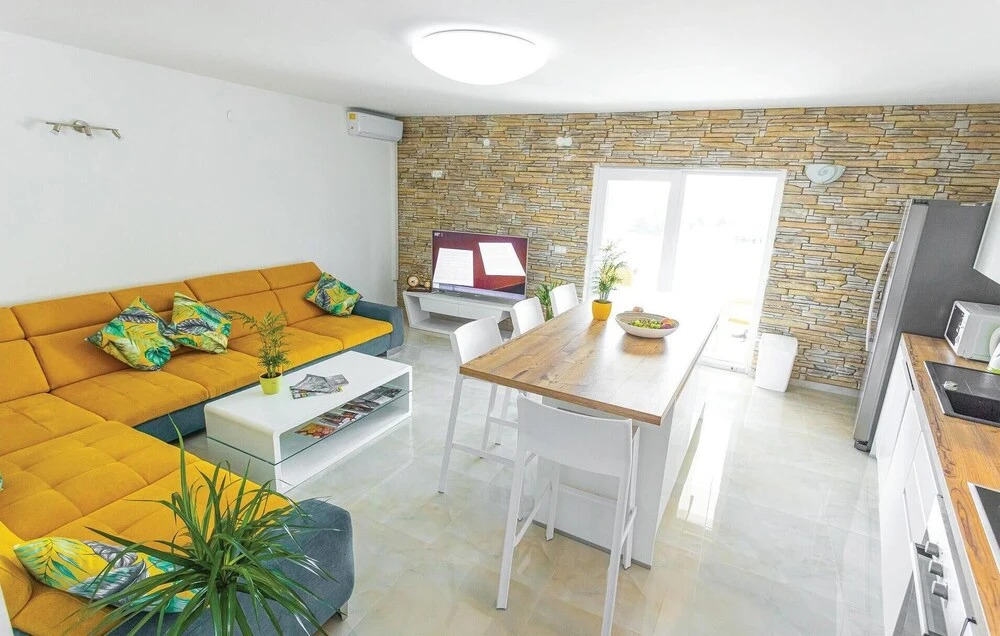 Amazing Home In Milna