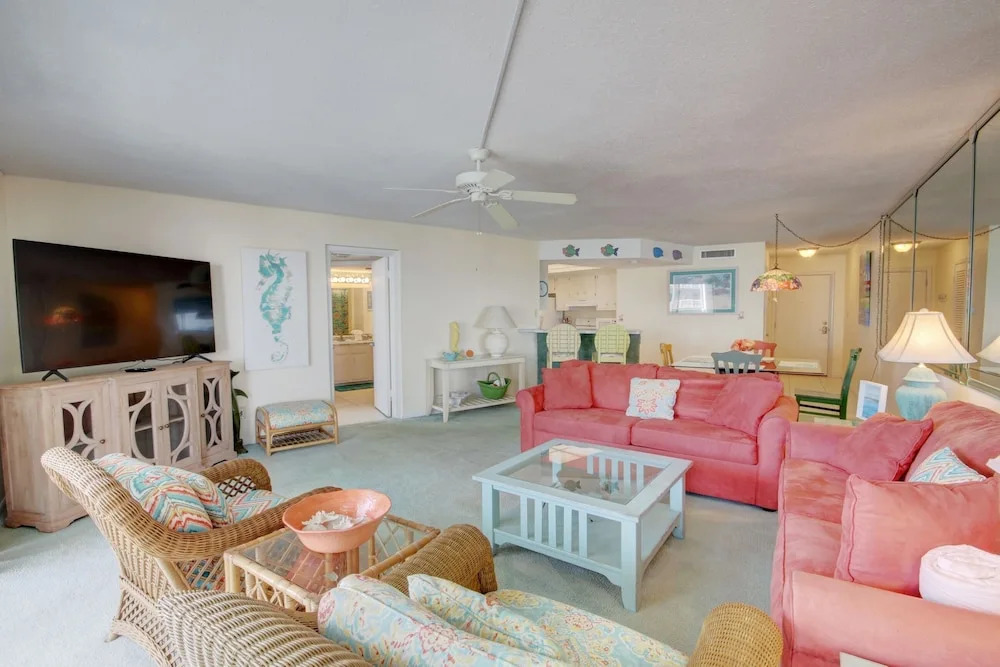 444 El Matador Condo by RedAwning