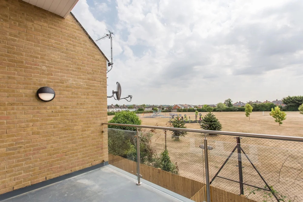 Modern Bright 1-2 Bed Apartments Oxford, with Free Parking ,OX4 Near BMW Science Park & Hospitals