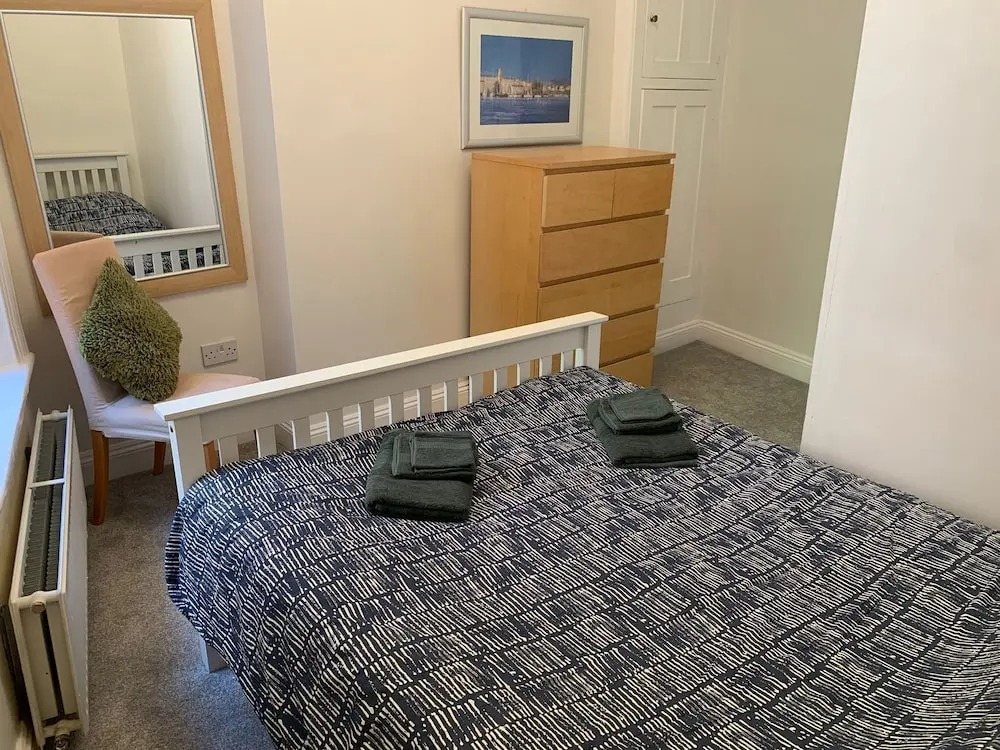 Beach Front 2-bed Apartment With Deck & BBQ