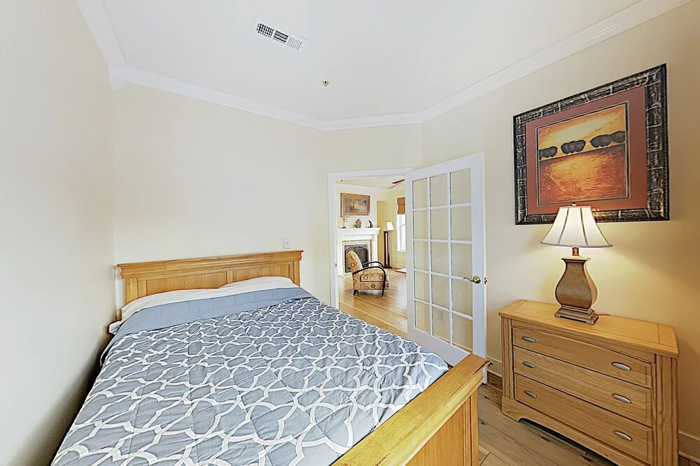 Upscale W/ Balcony - 2 Blocks To Beach! 4 Bedroom Condo