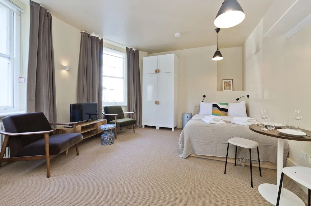 Spacious Studio Suite Near Regents Park