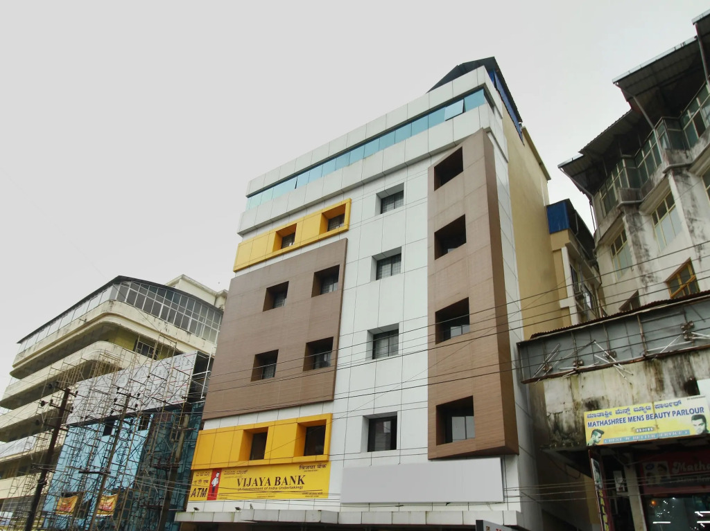 OYO 15909 The Traders Hotel