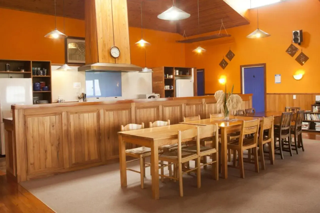 Old Bones Lodge Is 4.6 South Oamaru