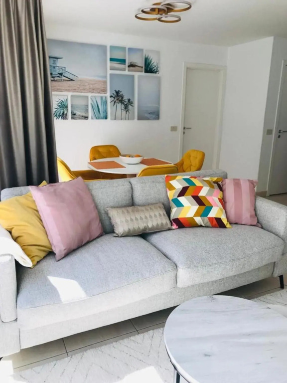 NDC apartment 5 meters from the beach with side sea view in the heart of Knokke