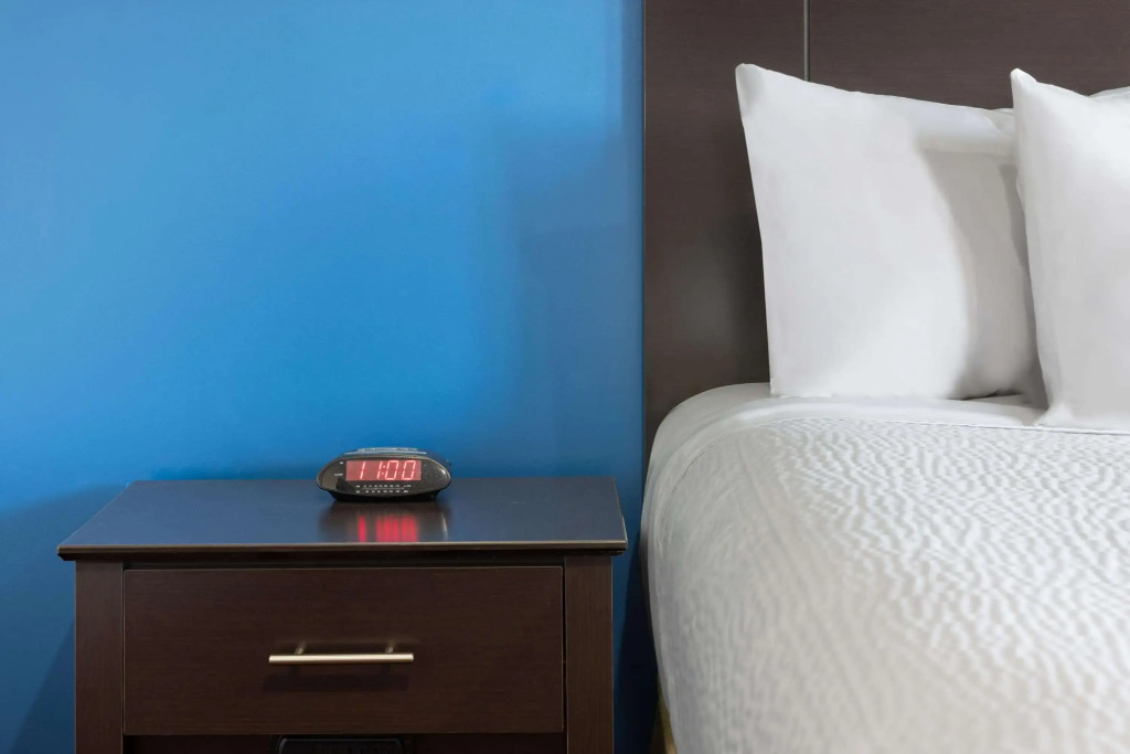 Travelodge by Wyndham Manhasset