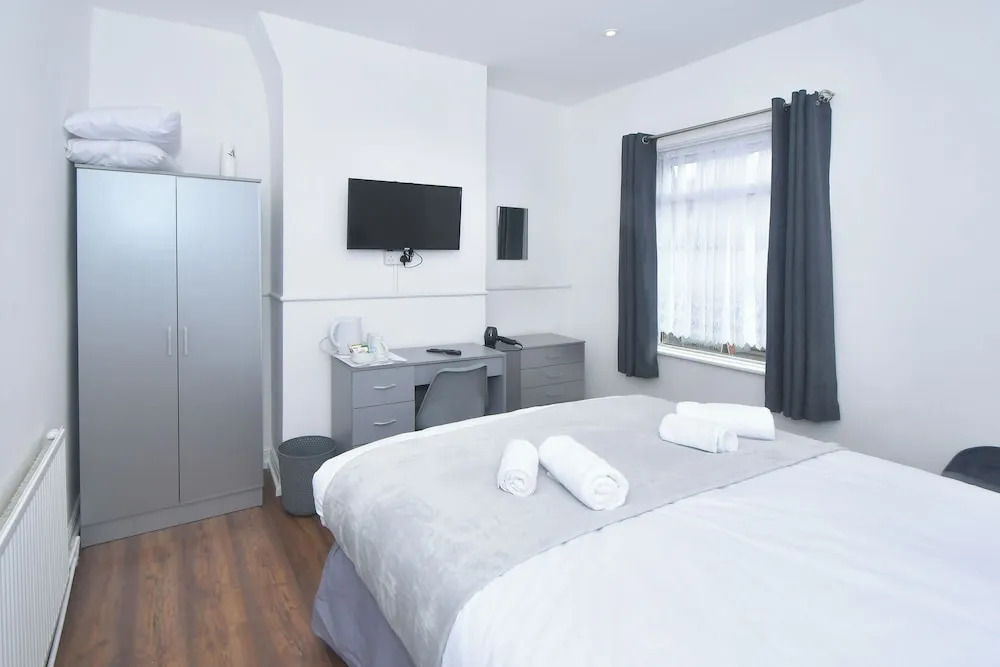 Impeccable 3-bed House in Stoke-on-trent