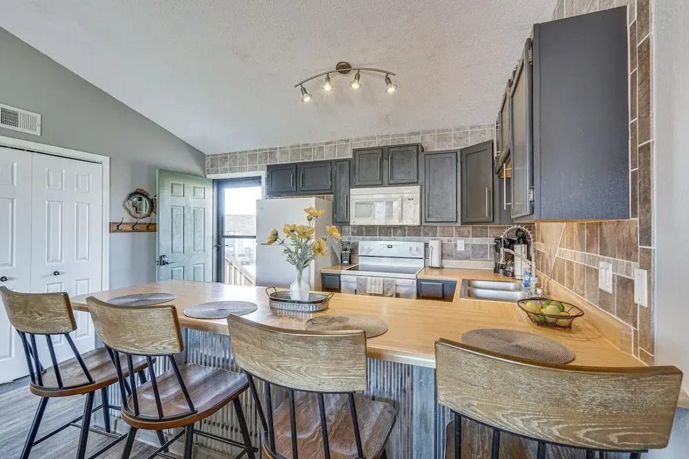 Village of Four Seasons Lake Condo w/ Pool Access