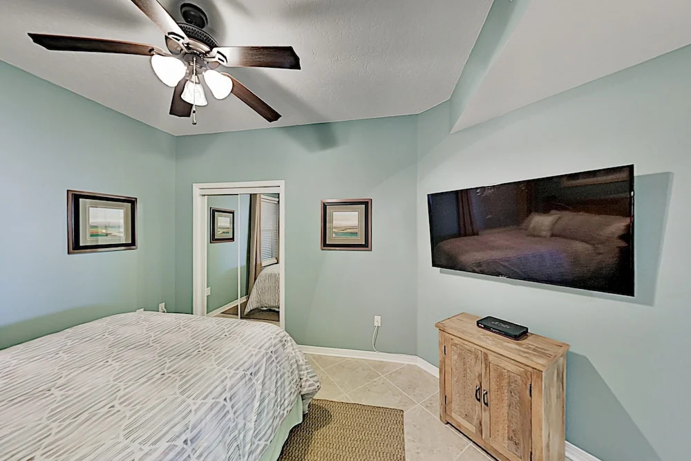 Stylish Bay-view Getaway W/ Pools, Hot Tub & Dock 3 Bedroom Condo