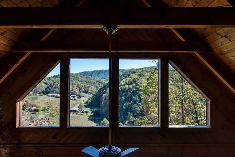 Scenic Solitude 1 Bedroom Home with Hot Tub