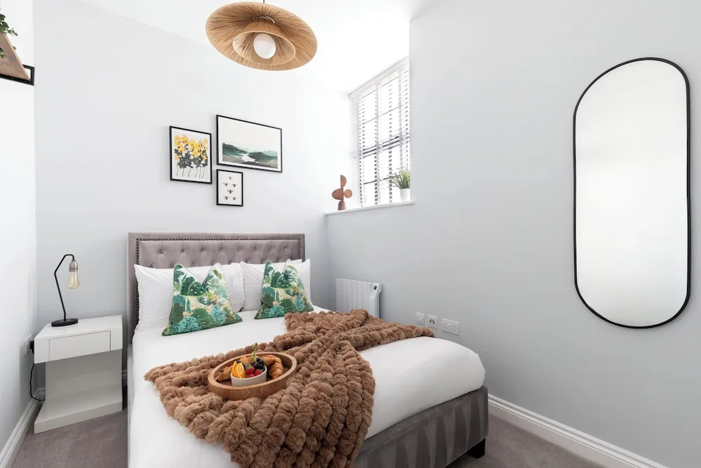 Elliot Oliver - Stylish 2 Bedroom Town Centre Apartment