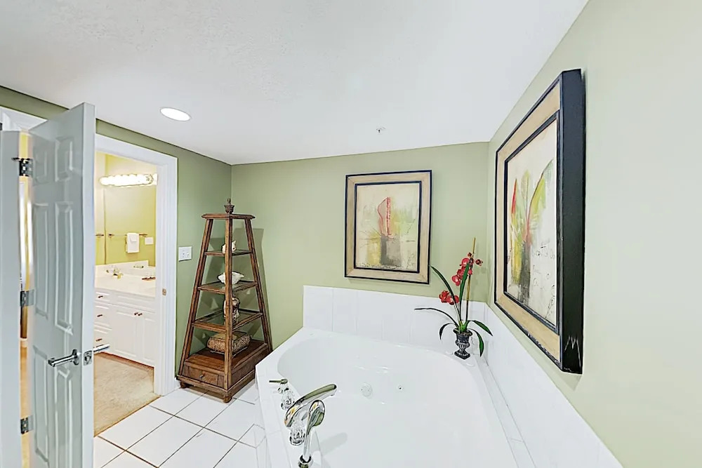 Oceanfront Paradise W/ 2 Pools & Beach Access 4 Bedroom Condo