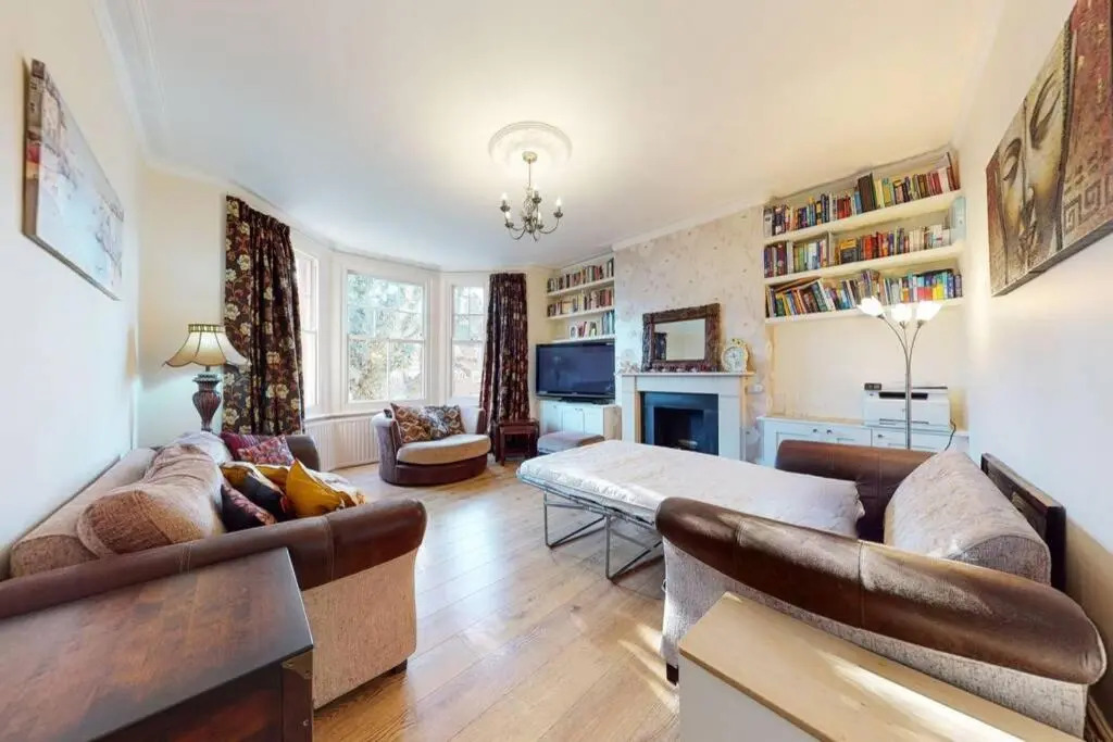 Superb 4 bed flat wgarden - 1 min to Queen's Park