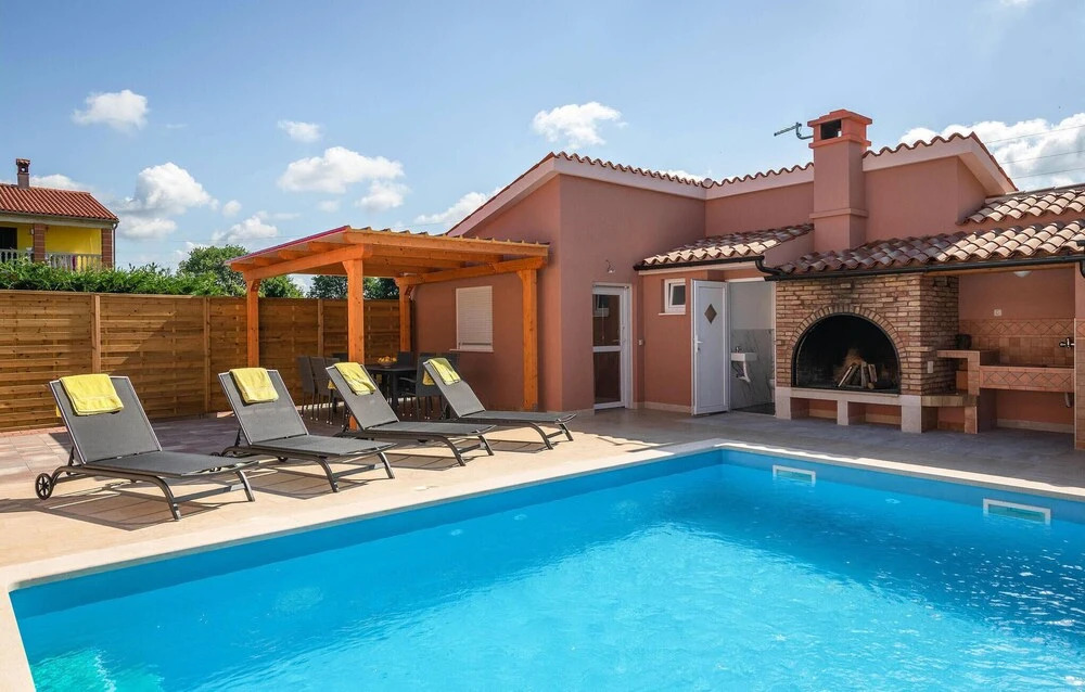 Stunning Home In Marcana