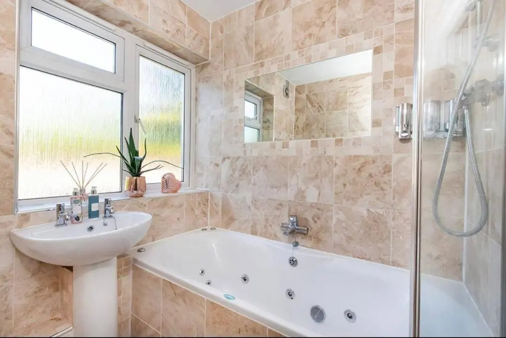 Lovely one bed apartment with free parking