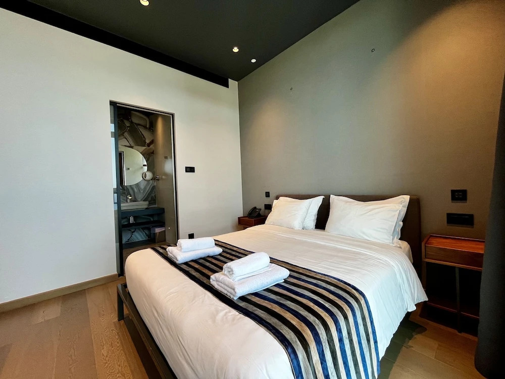 128 LIM - 2106 Stay Only Tower Suite