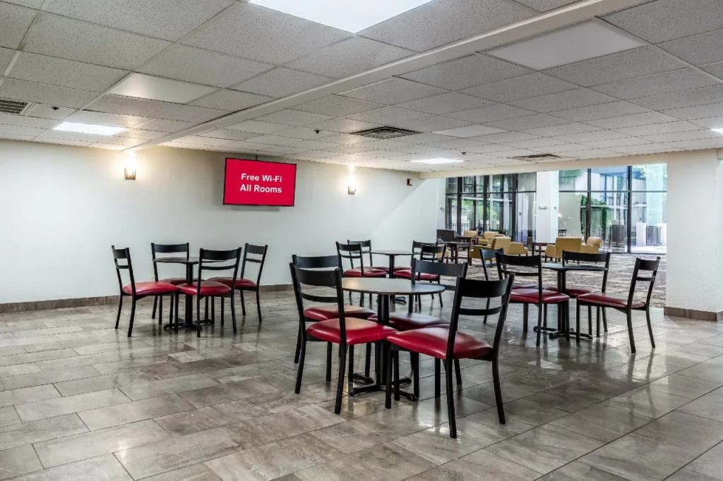 Red Roof Inn PLUS & Suites Houston - IAH Airport SW