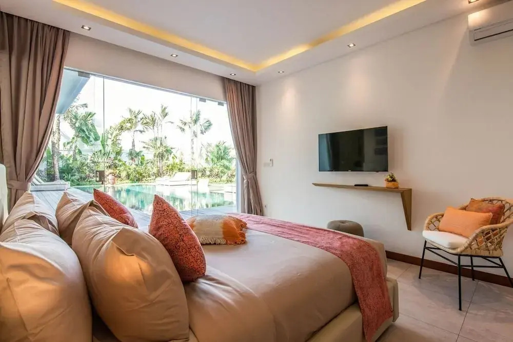 Splendid 6BR Villa, Just 400m to Finns Beach