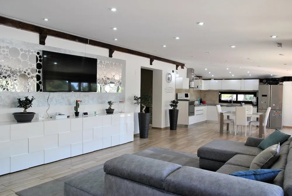 Villa Giselda With Private Pool and Outdoor Whirpool