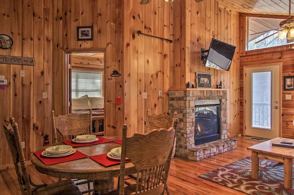 Hidden Springs Cabin w/ Hot Tub, 2 Mi to Dollywood