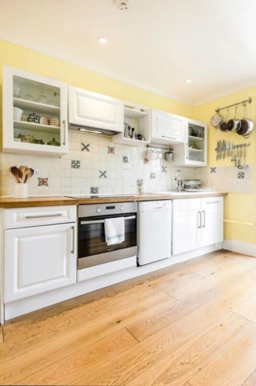 Spacious, Charming 3bd W/Balcony in Kennington