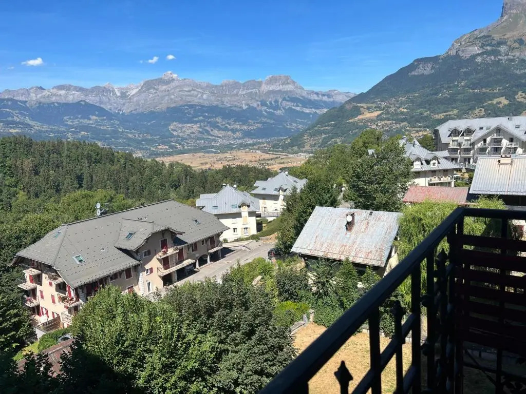 onlysaintg - Apartment Bernadette Spacious 4 bedrooms Great views, 120 m2 Only 500m from the centre and ski lift GREAT YEAR ROUND
