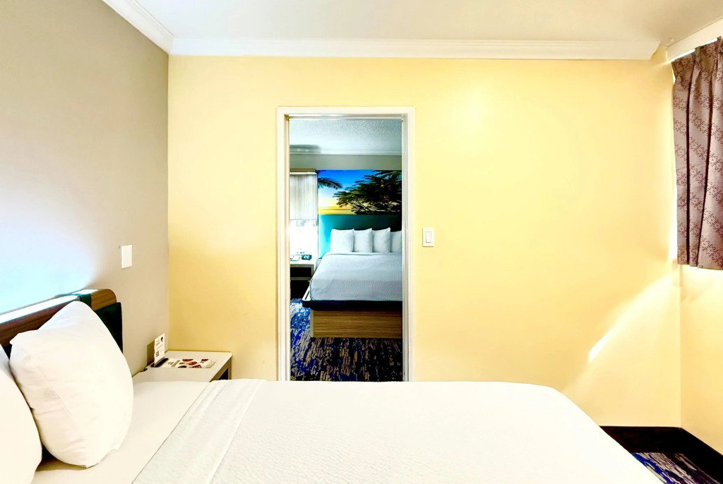 Days Inn by Wyndham Los Angeles LAX Airport Stadium Area