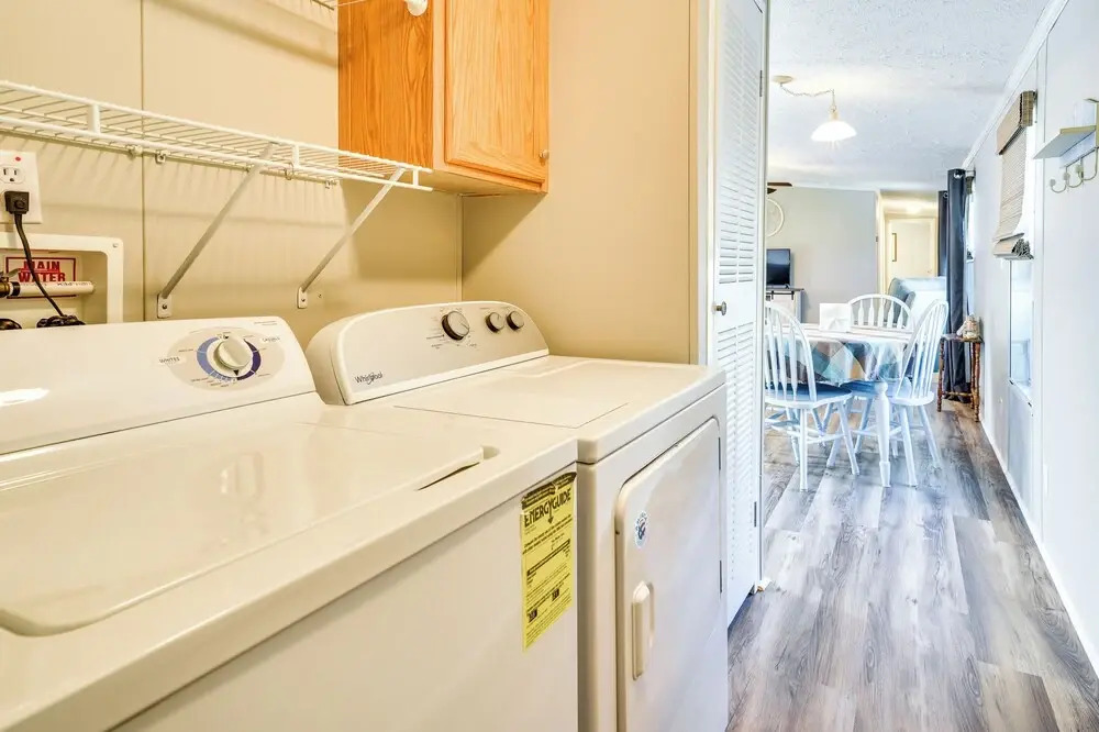 Supply Cottage w/ Deck < 2 Mi to the Beach!