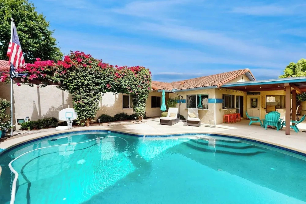 3BR House w/ Private Pool & Gas Grill