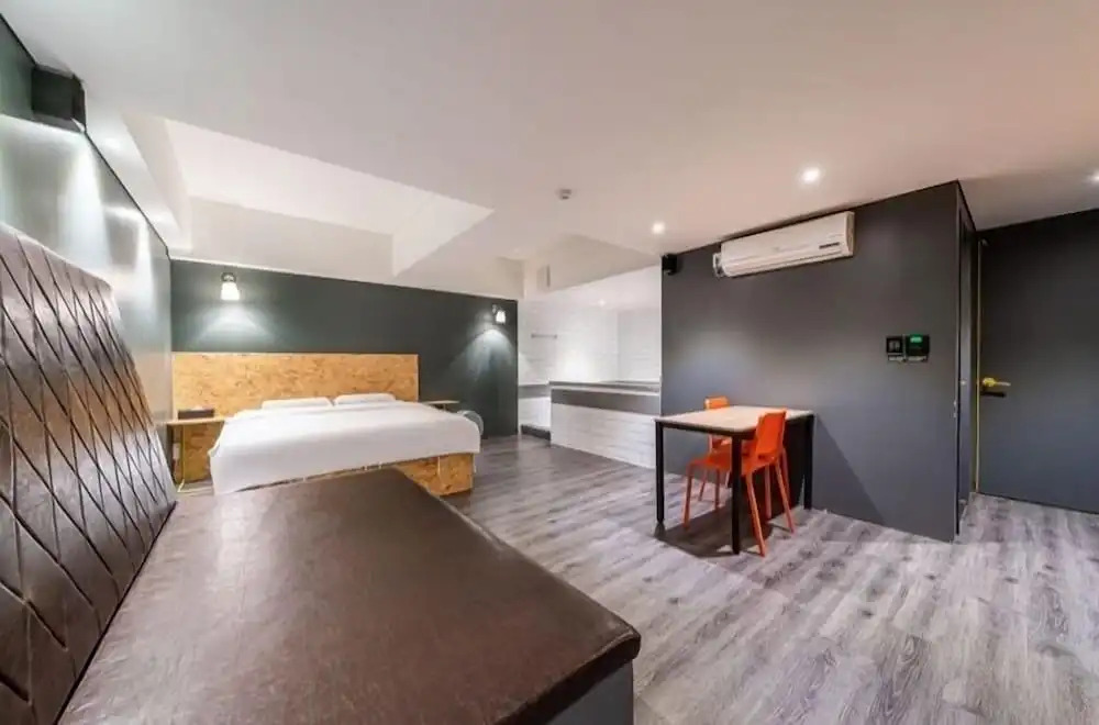 27 Hotel