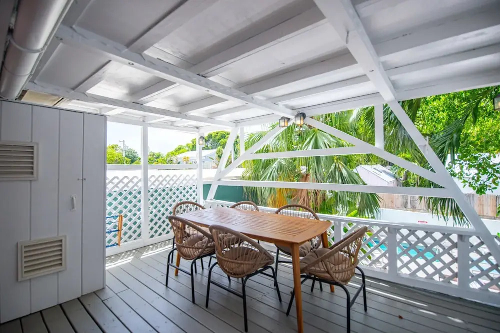 New Coastal Rose - Bright Loft With High Ceilings