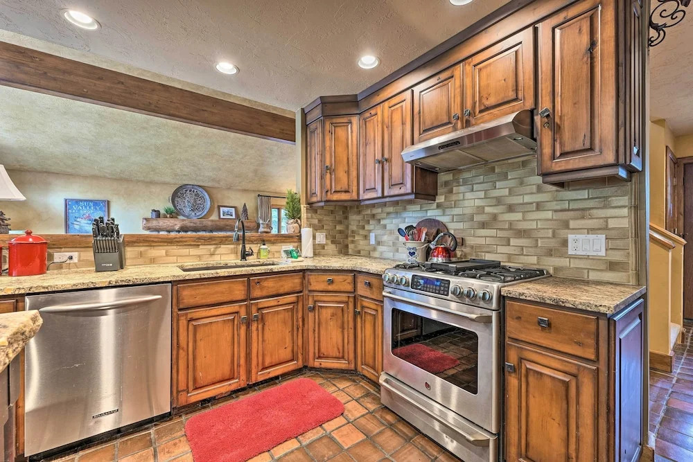 Luxe Sun Valley Retreat w/ Hot Tub, 3 Mi to Resort