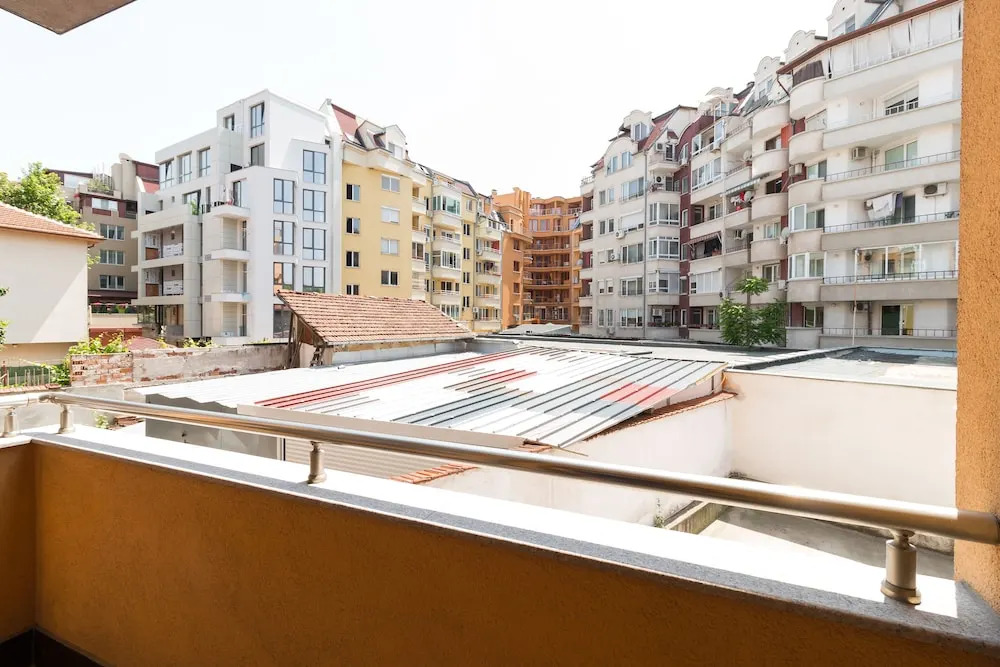 FM Luxury 1-BDR Apartment - C-O-L-O-R-S