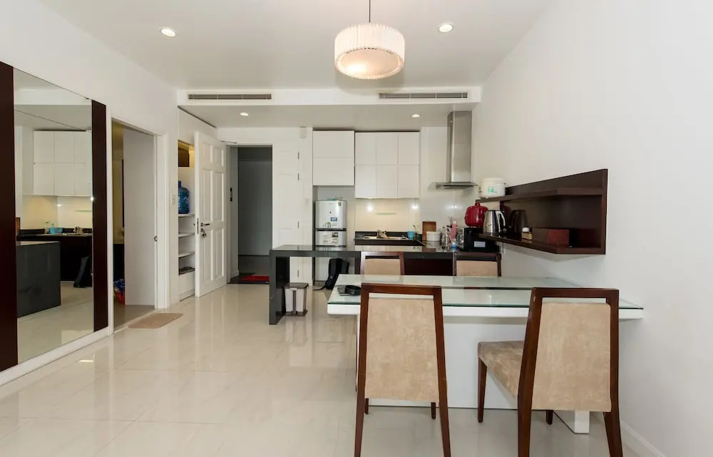 Garden view Apartment - 2 mins to beach