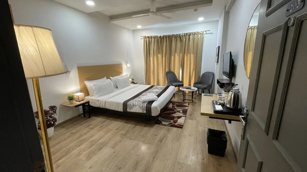 Lime Tree Hotel - Near Medanta Hospital