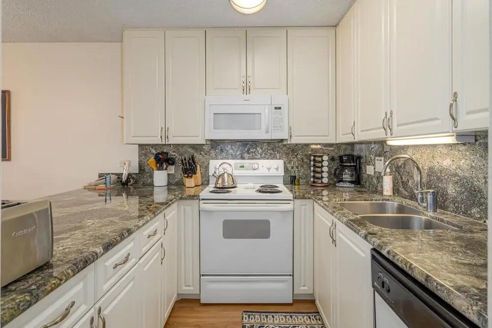 Kamaole Sands 6-303 - Courtyard and Ocean Views From Renovated 3rd Floor Condo
