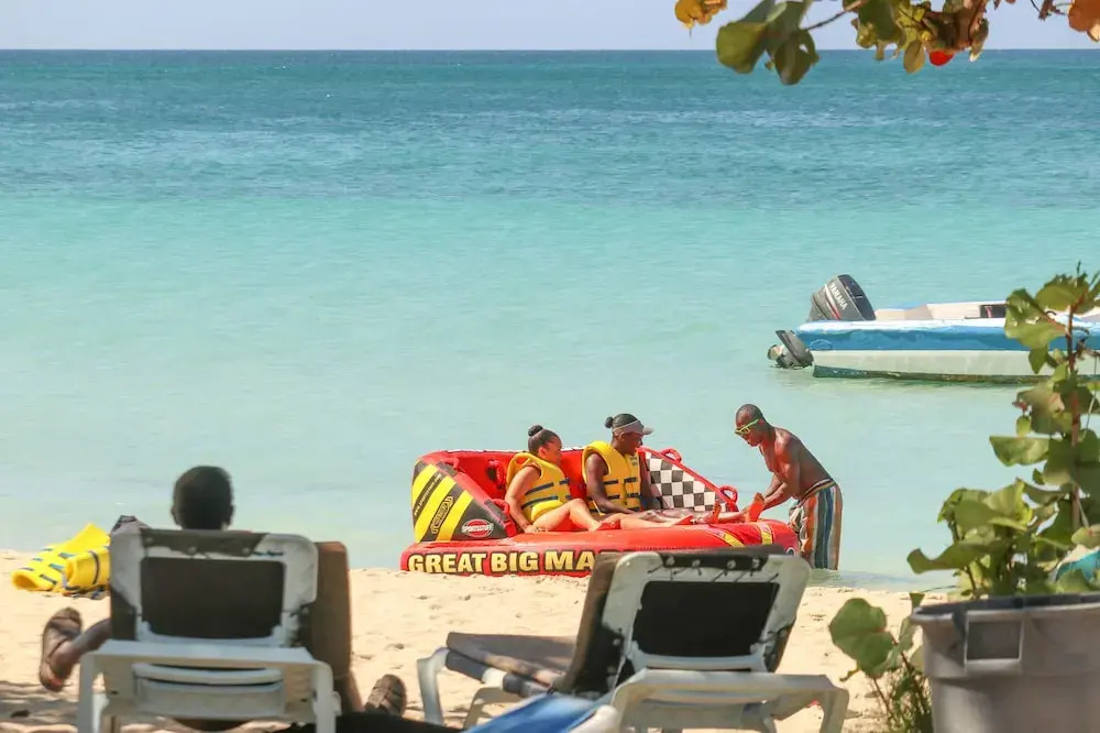 Aqua Verde- Burbon Beach Club