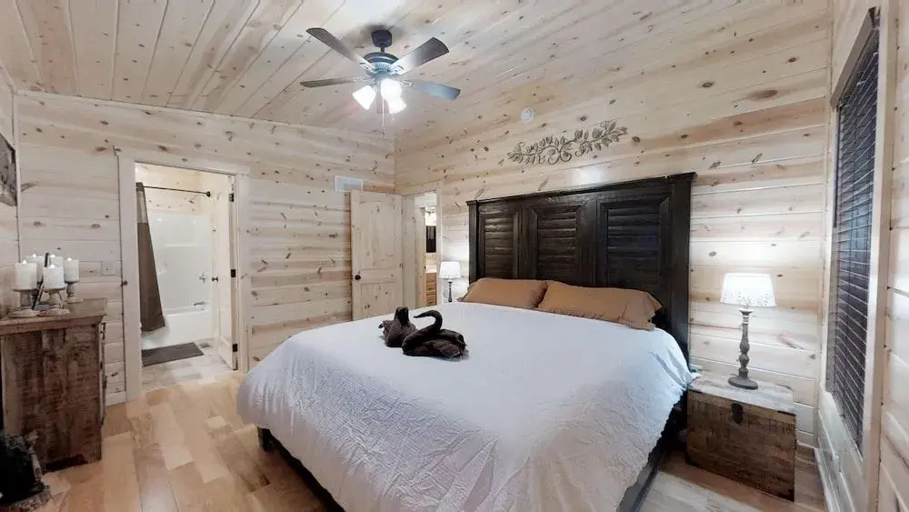 Foxes' Den Cabin with Private Hot Tub and Arcade Game by RedAwning