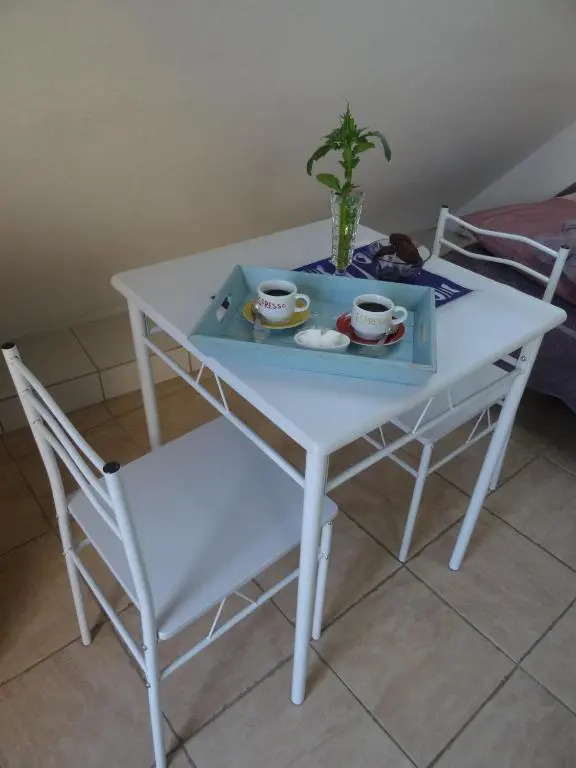 Studio "LA MEDINA", au coeur dun merveilleux jardin, proche COMMERCES & MER